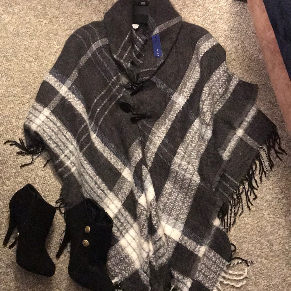 Apt. 9 shawl/poncho